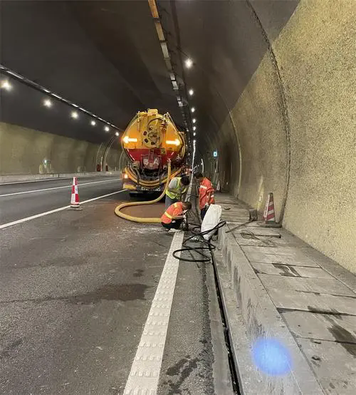 台江隧道排水渠清淤